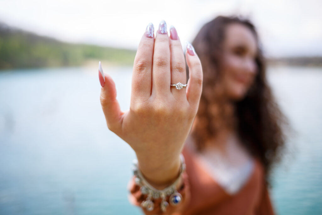 Cô gái xúc động khi đeo nhẫn kim cương thiên nhiên – biểu tượng của cảm xúc chân thật và giá trị không thể thay thế