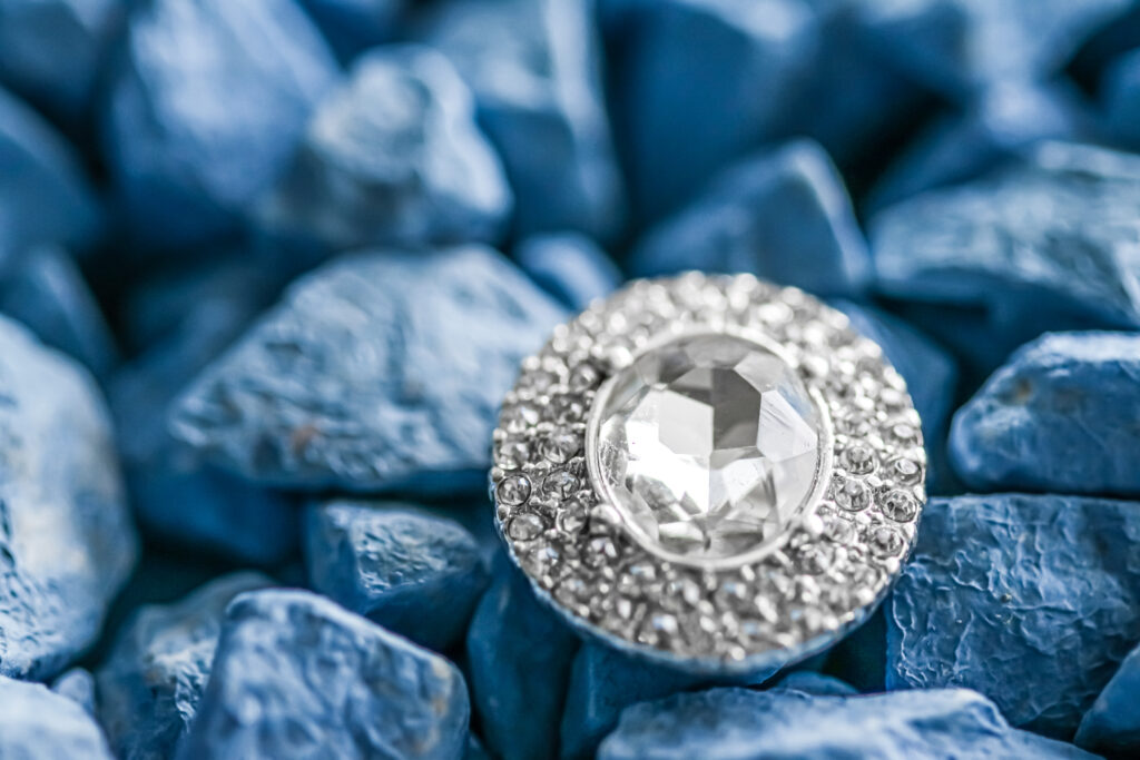 Cận cảnh viên kim cương lấp lánh – minh họa cho tiêu chuẩn 4C: Cut, Color, Clarity và Carat.