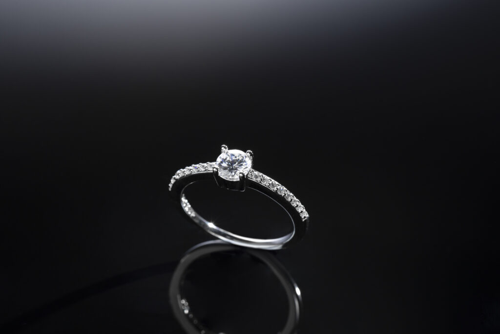 Nhẫn kim cương solitaire bản mảnh – thiết kế thanh thoát, tôn vinh nét tinh tế và cá tính nhẹ nhàng