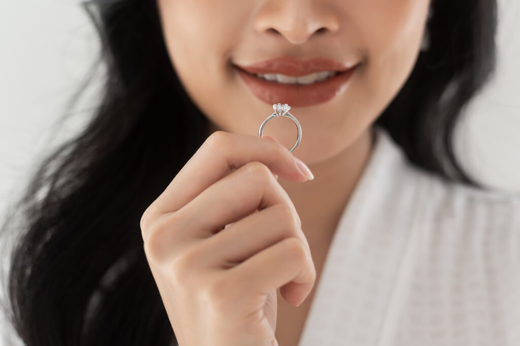 Người phụ nữ thử nhẫn kim cương trên tay – chọn nhẫn kim cương phù hợp giúp tôn trọn khí chất cá nhân