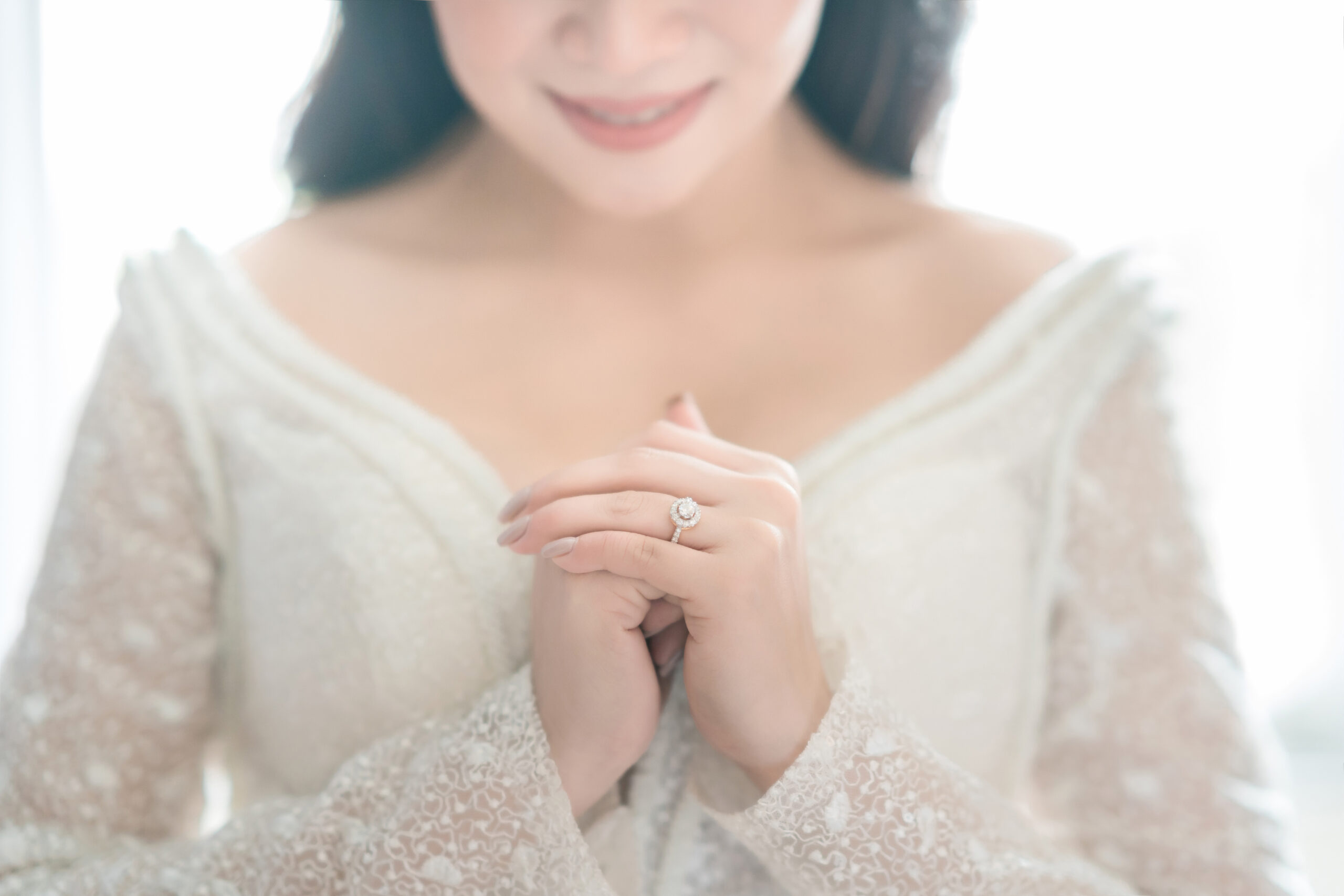 Người phụ nữ cầm nhẫn kim cương nhân tạo – biểu tượng của lựa chọn hiện đại và phong cách riêng