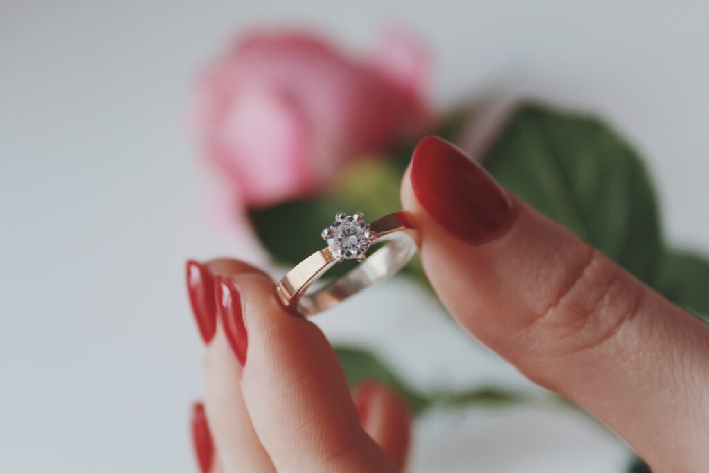 Người phụ nữ đeo nhẫn kim cương bao nhiêu ly là vừa – sự lựa chọn tinh tế và hài hòa với bàn tay thanh mảnh