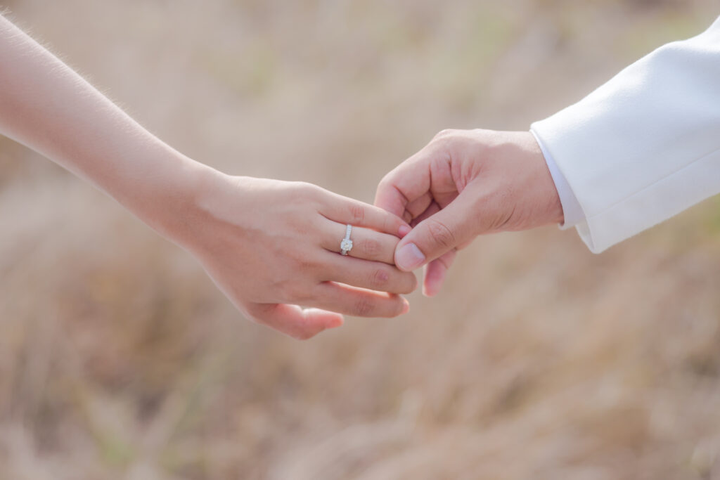 Cô dâu đeo nhẫn cưới kim cương thiên nhiên – ánh sáng thuần khiết đánh dấu khoảnh khắc tình yêu vĩnh cửu